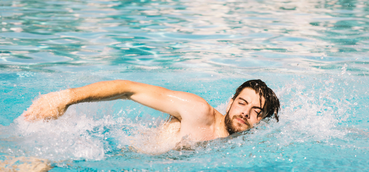 fazer exercícios para eliminar a mama masculina natação