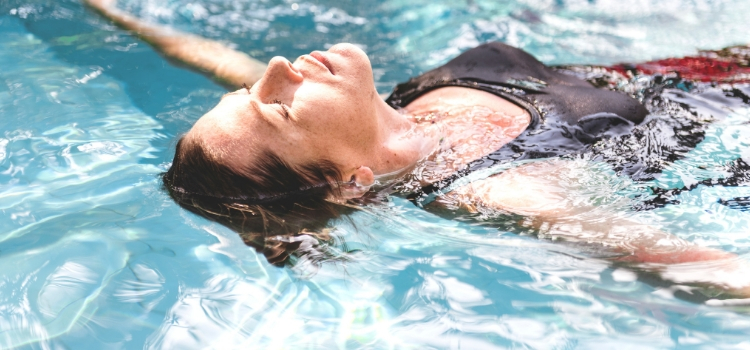 melhores exercicios para perder barriga nadar