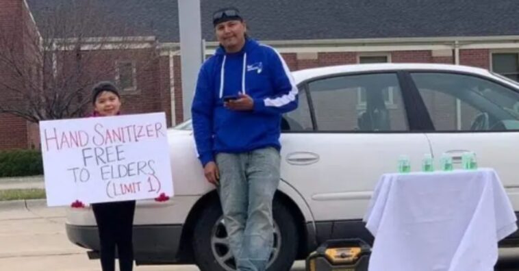 família doa álcool em gel para idosos