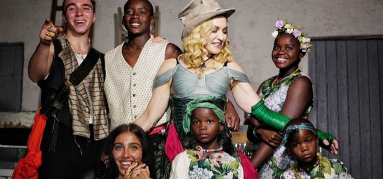 famosos que adotaram crianças 