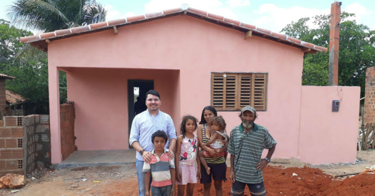 família recebe casa construída com dinheiro do dízimo