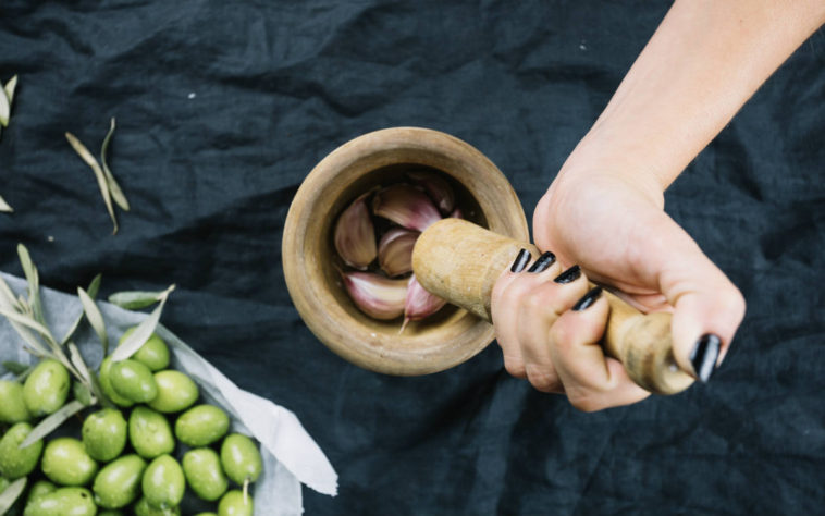 fazer a unha crescer rápido com alho