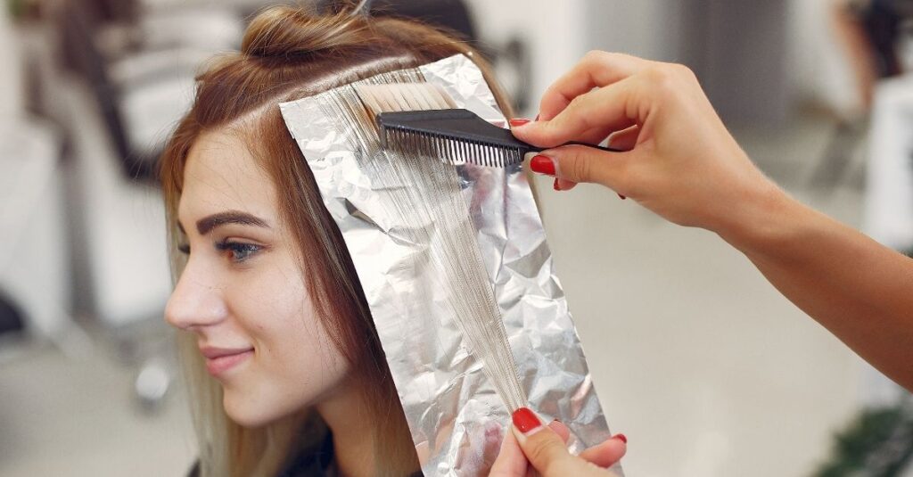 Tem como fazer mechas sem usar descolorante no cabelo?