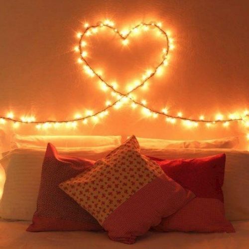 ideia com fio de luz amarela