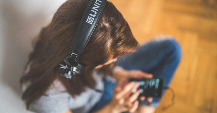 fone de ouvido com som alto