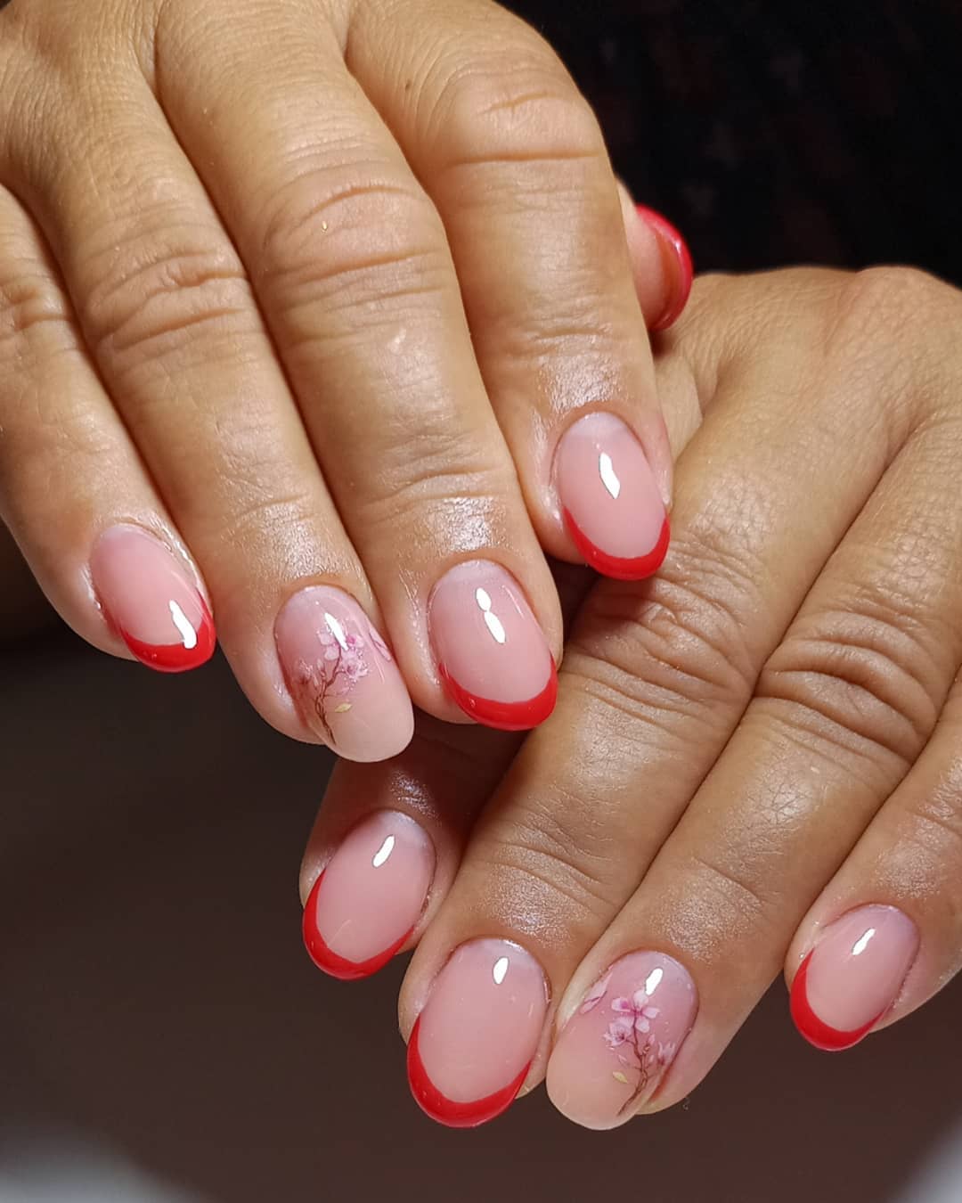 francesinha vermelha com adesivo de flor