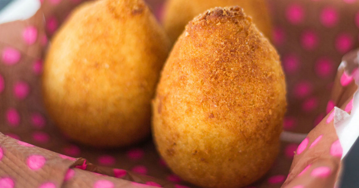 Coxinhas fritas em papel toalha