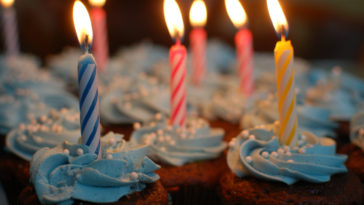 garçonetes cantam feliz aniveráario para menino surdo