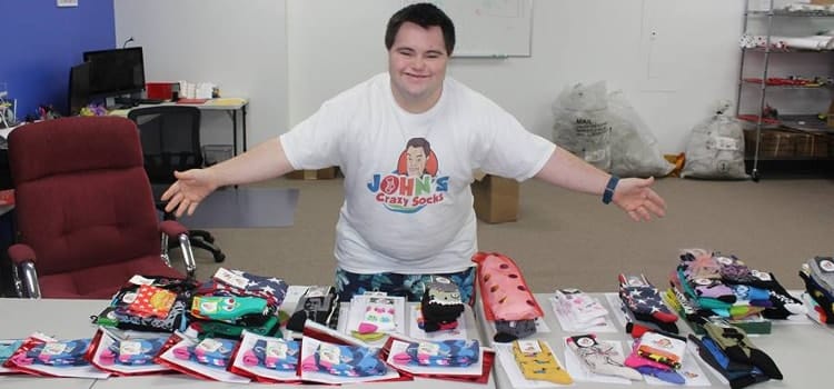 Jovem John é empresário e tem síndrome 