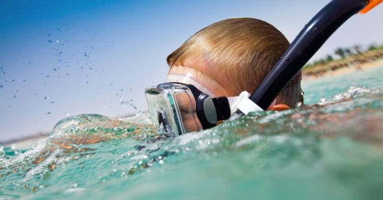 garoto sobrevive ao ser levado pelo mar