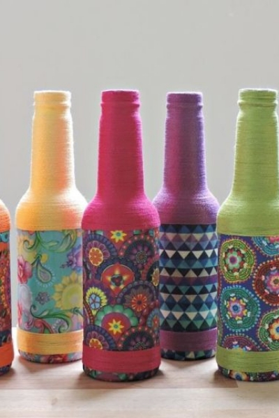fazer garrafas de vidro decoradas tecido colorido
