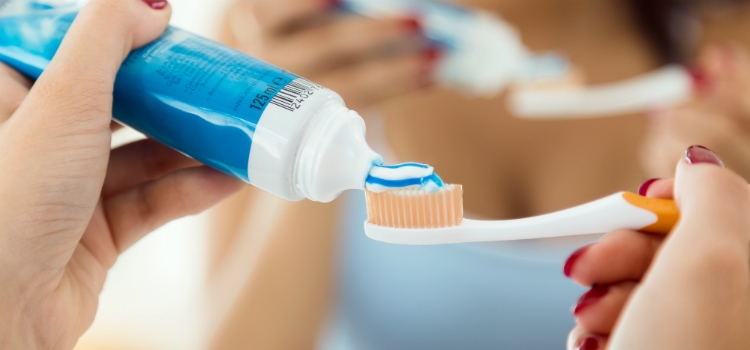 gosto metálico na boca o que fazer