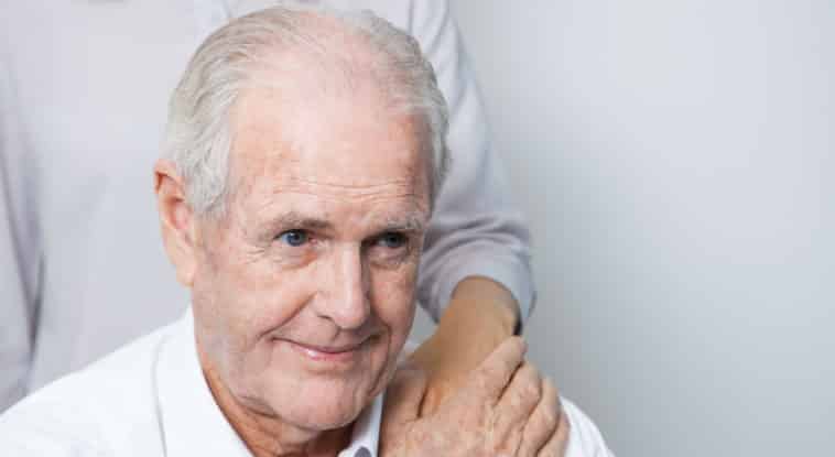 homem barbeia pacientes com demência