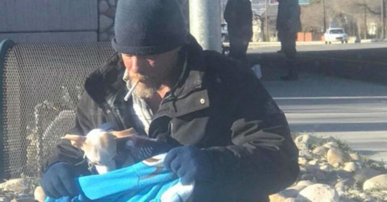 homem em situação de rua entrega seu cachorrinho para adoção