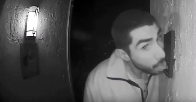 homem lambe campainha por três horas