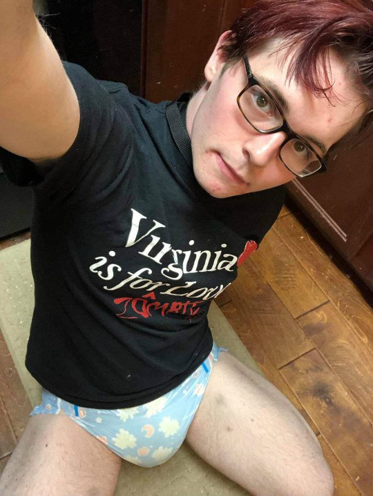 homem usa fraldas por opção