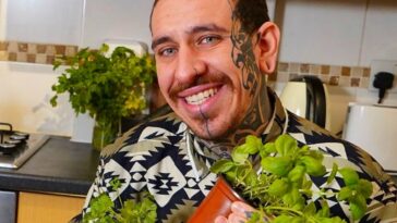 homem faz horta urbana