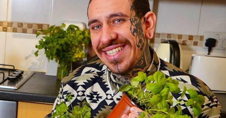 homem faz horta urbana