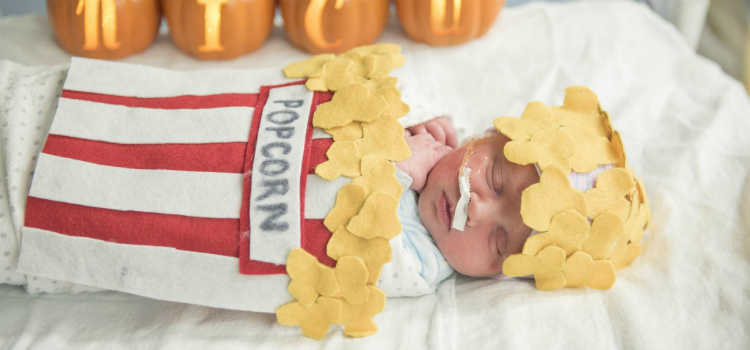 hospital vestiu bebês para o halloween pipoca