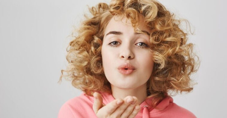 inspirações de cabelo cacheado médio