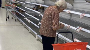 idosa chora prateleira vazia coronavirus