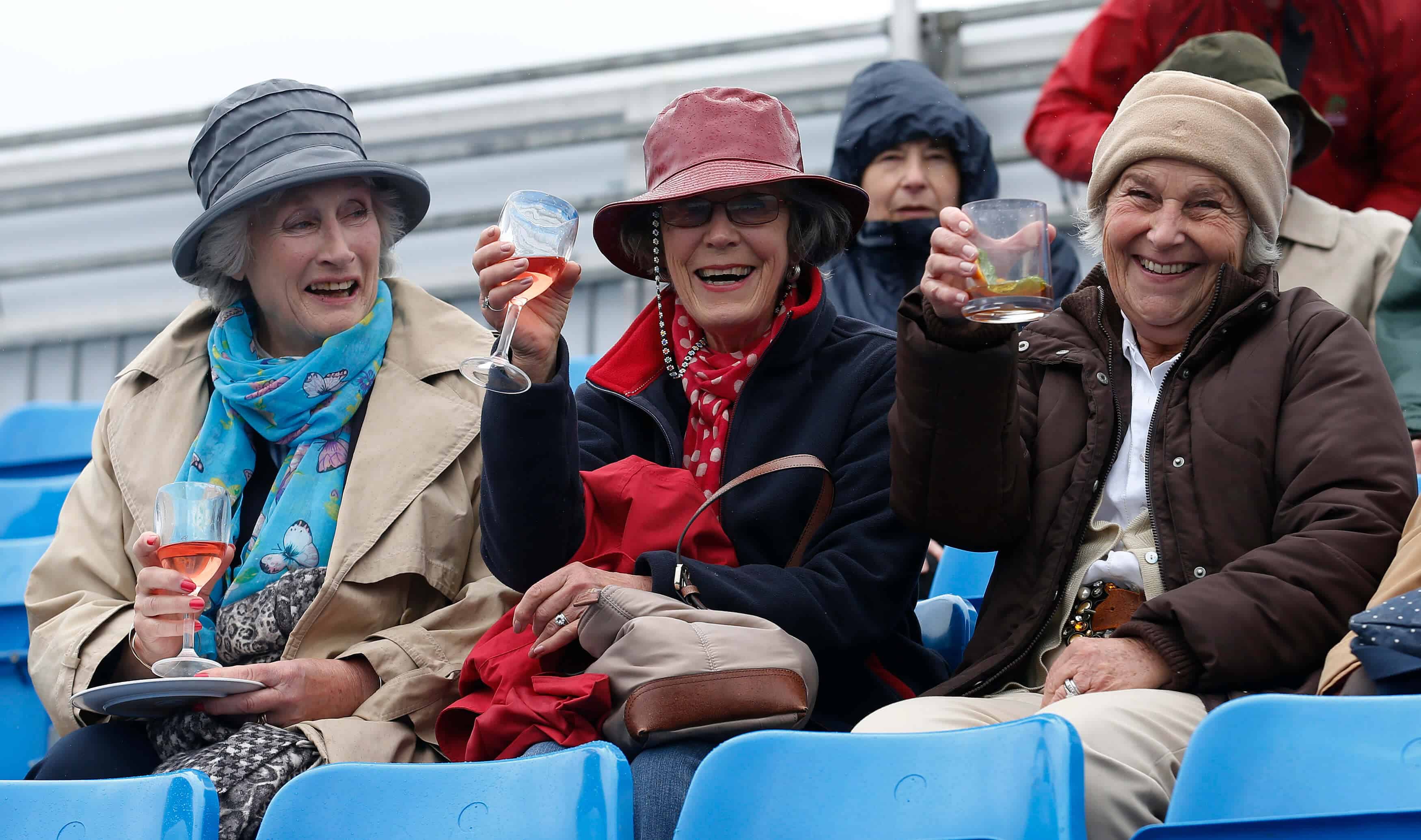 Tennis fans enjoy a glass of wine during a rain break at the Queen's Club Championships in west London June 12, 2013. REUTERS/Suzanne Plunkett (BRITAIN - Tags: SPORT TENNIS SOCIETY) - RTX10KZQ