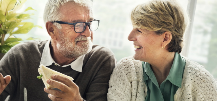 idosos felizes alimentação