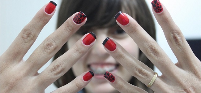 inglesinha com esmalte preto