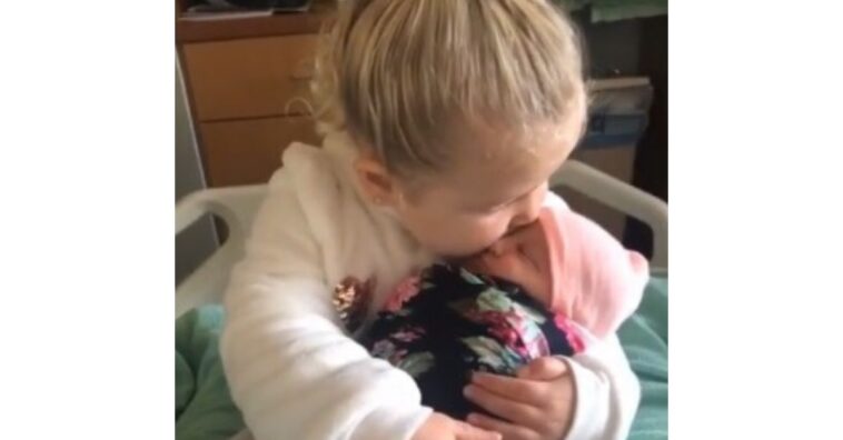 irmã mais velha se apaixona por recém-nascida