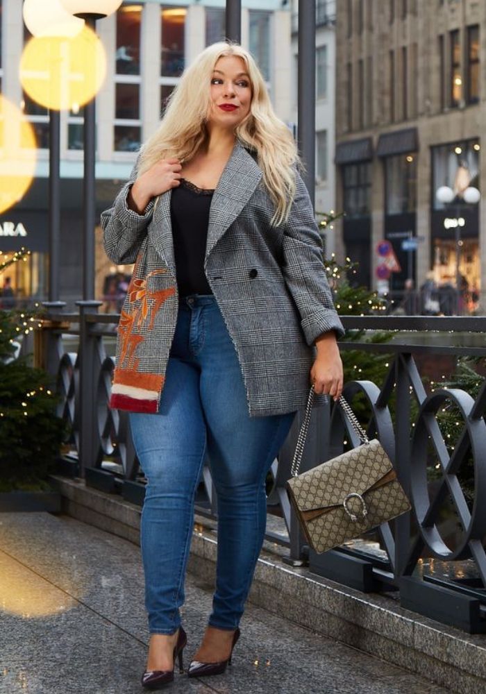 look plus size jeans e blazer