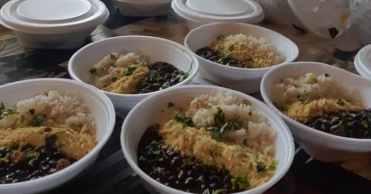 joão gordo e esposa distribuem marmitas