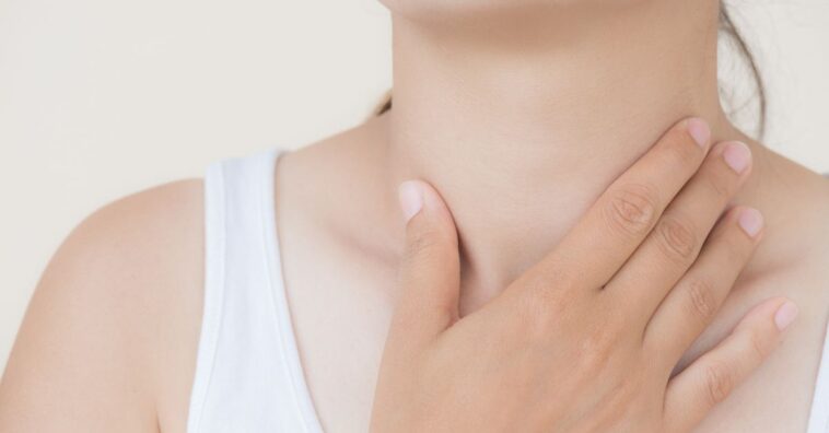 jovem com lombriga na amígdala