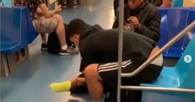 jovem doa tênis para deficiente no metrô