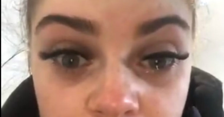 jovem temporariamente cega depois de alongamento de cílios