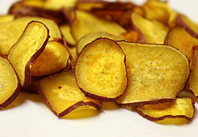 lanches saudáveis chips de batata-doce no forno