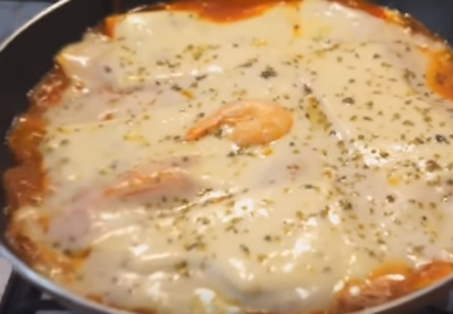 lasanha de frigideira de camarão