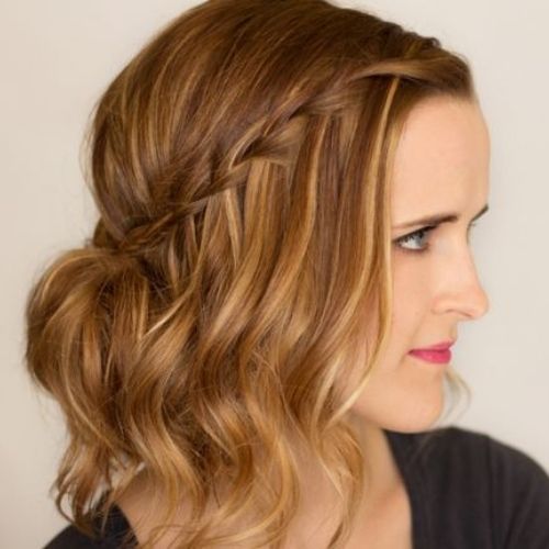 trança lateral com coque solto