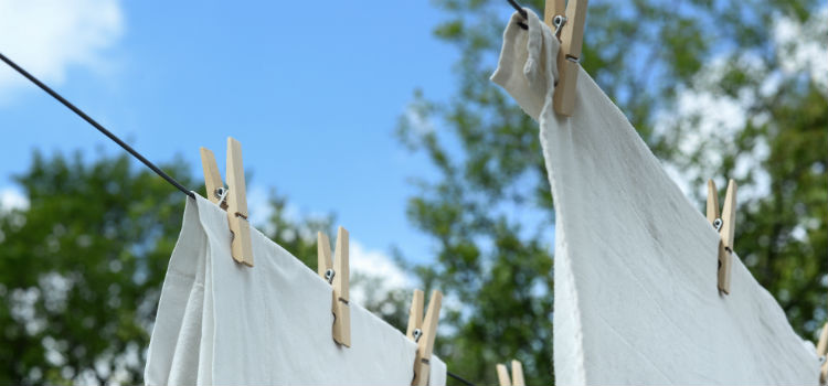 lavar roupa na mão estender