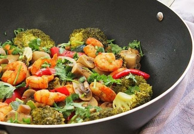 legumes salteados com camarão