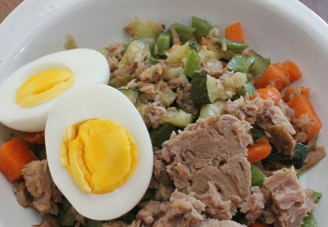 legumes salteados com atum e ovos