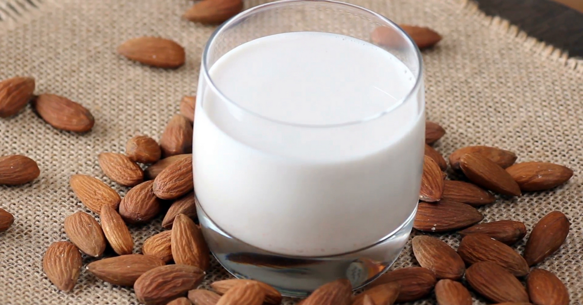 Como fazer e benefícios do leite de amêndoas Como fazer e benefícios do leite de amêndoas