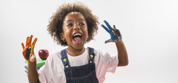 limpar as mãos com álcool em gel reduz os dias de doença em crianças como lavar as mãos