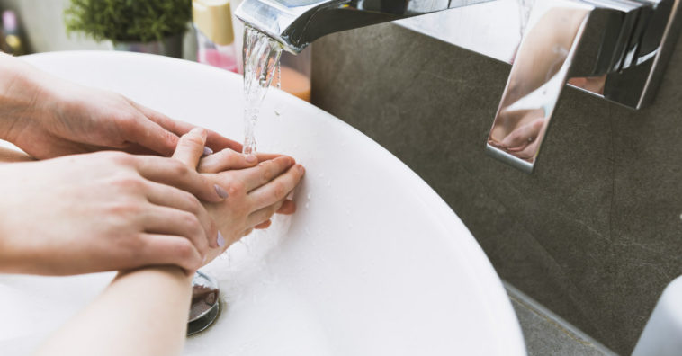 limpar as mãos com álcool em gel reduz os dias de doença em crianças
