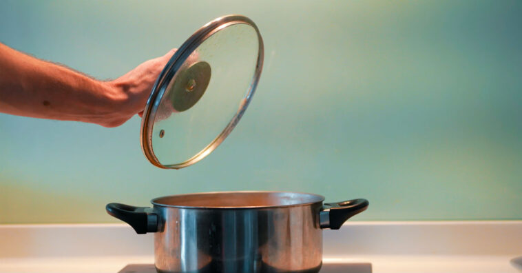 limpar as tampas de vidro das panelas