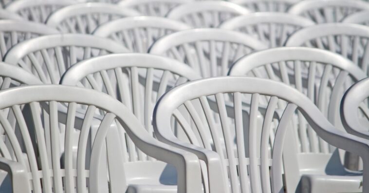 limpar cadeira de plástico