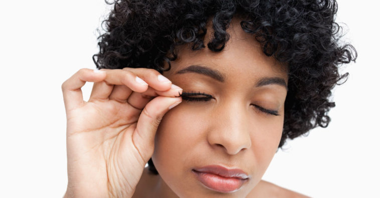 limpar cílios postiços como