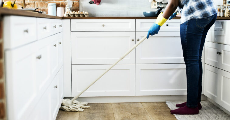 limpar piso de cozinha