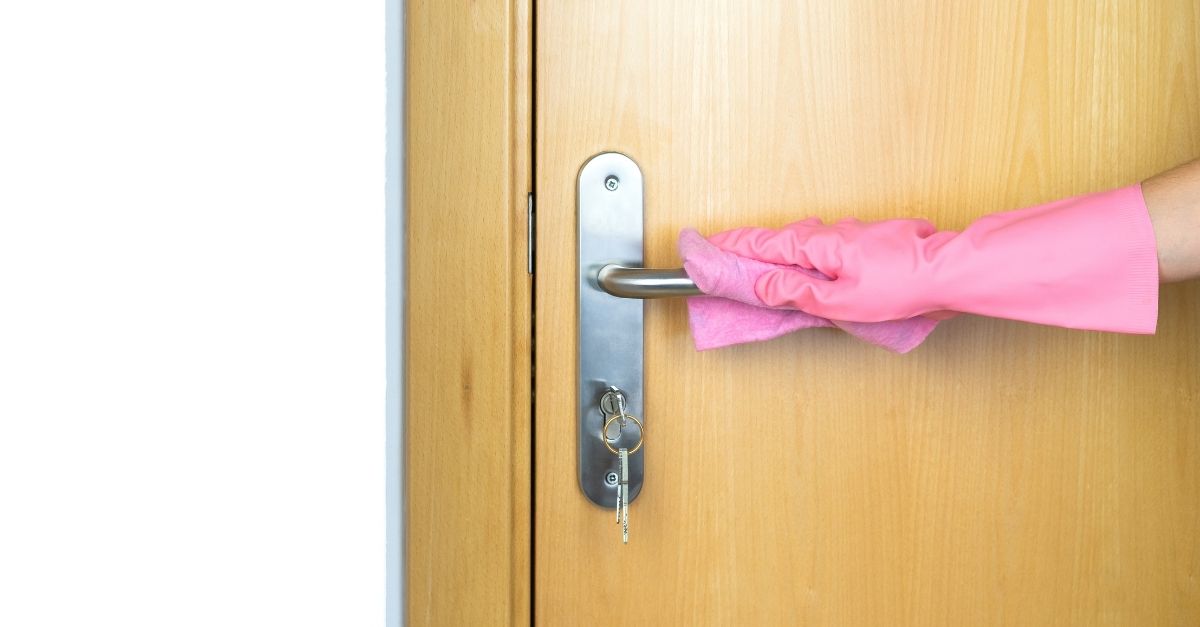 limpar porta de madeira