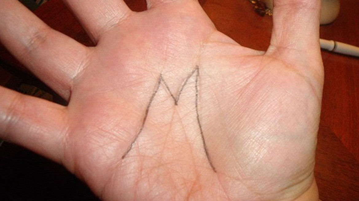 linhas das mãos em forma M