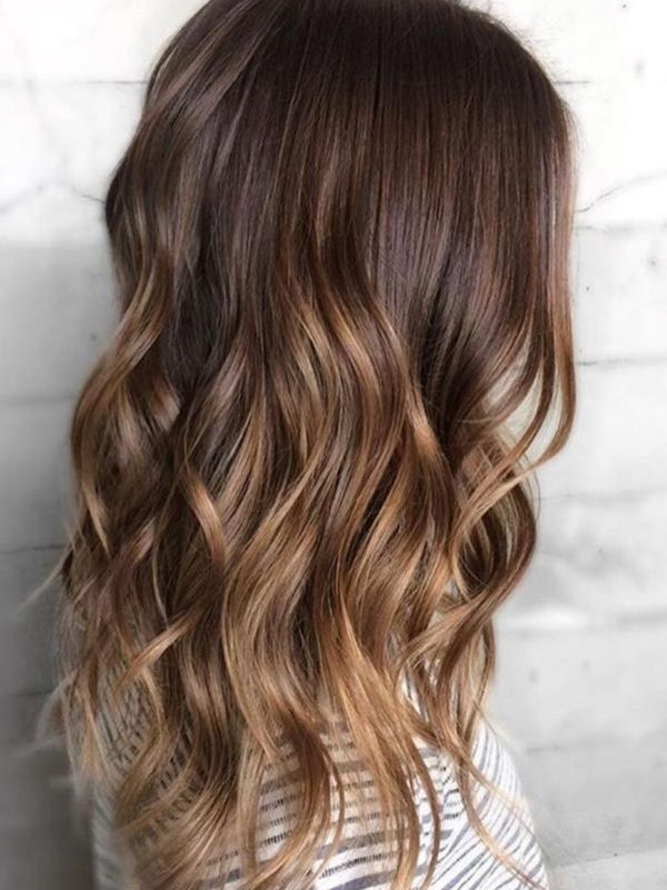 modelo longo ondulado com luzes ombré